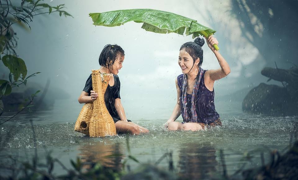 Mosolygó lányok az esőben szórakoznak