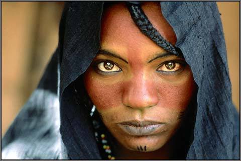 Tuareg nő, komoly tekintettel