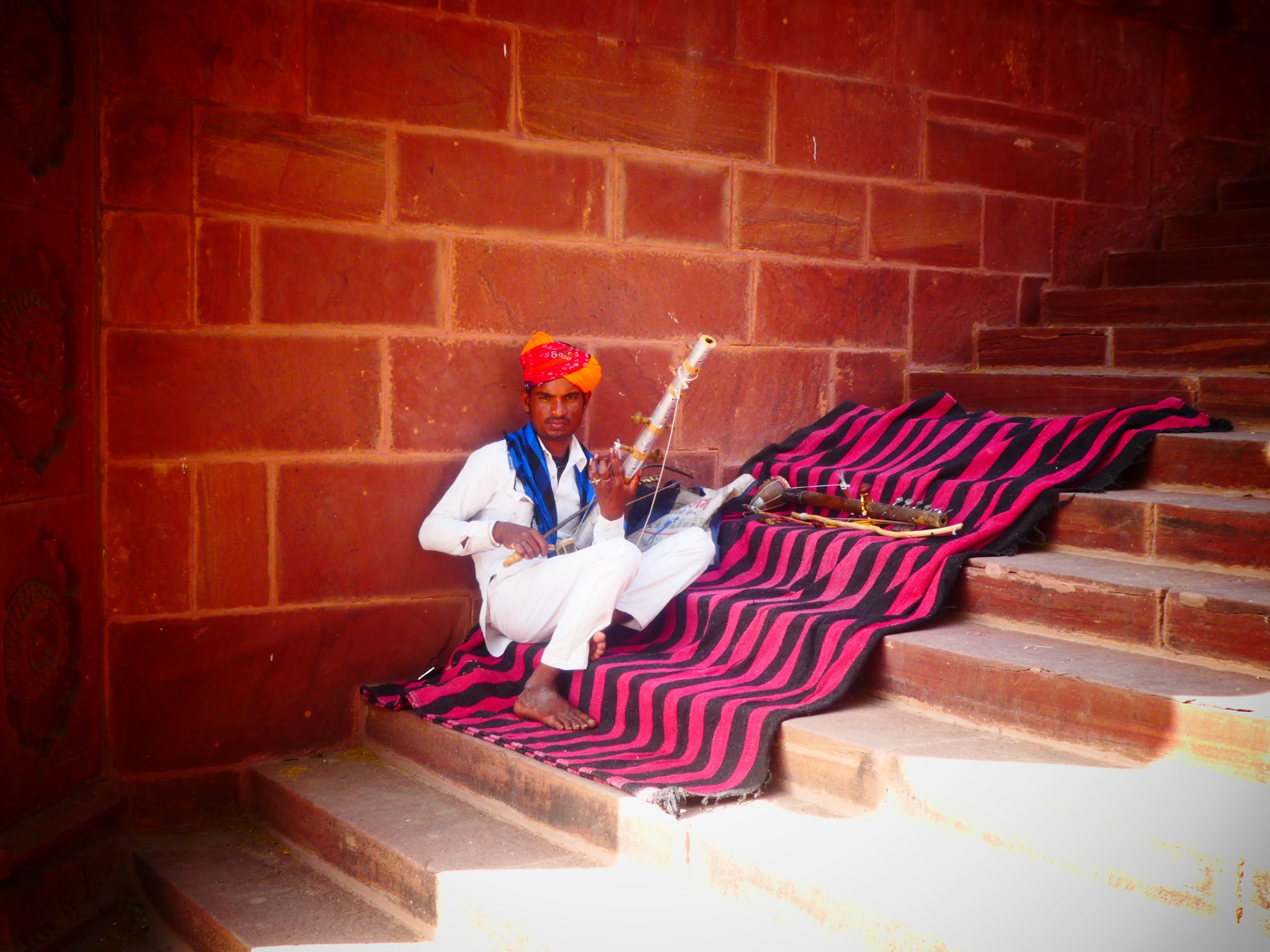 Rádzsasztáni muzsikus ül a lépcsőkön