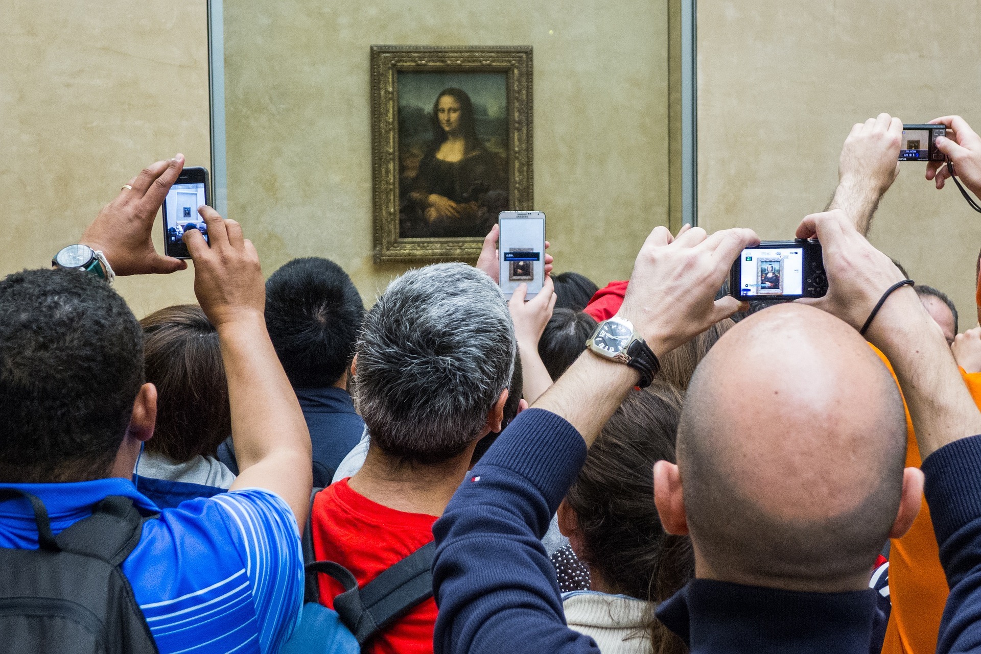 Mona Lisa-t fotózzák az emberek