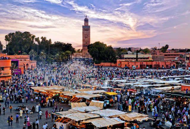 Élettel teli tér Marokkó városában